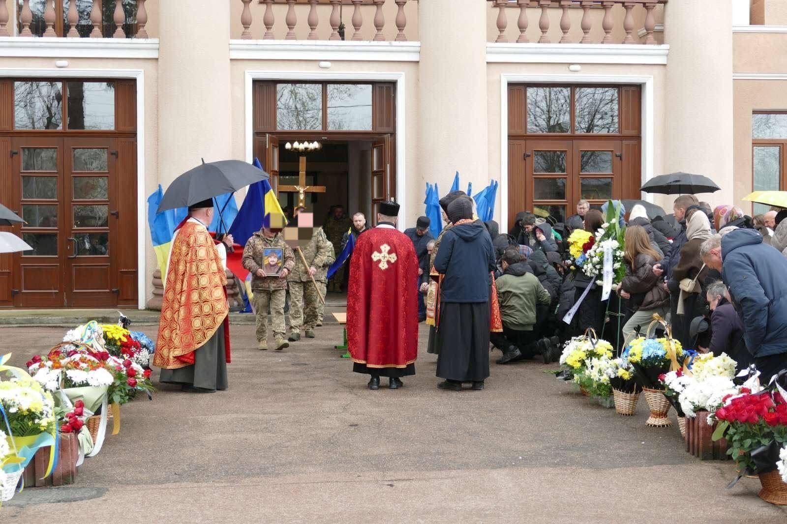 Без батька лишилась 4-місячна донька: на Прикарпатті попрощалися з молодим захисником. Фото
