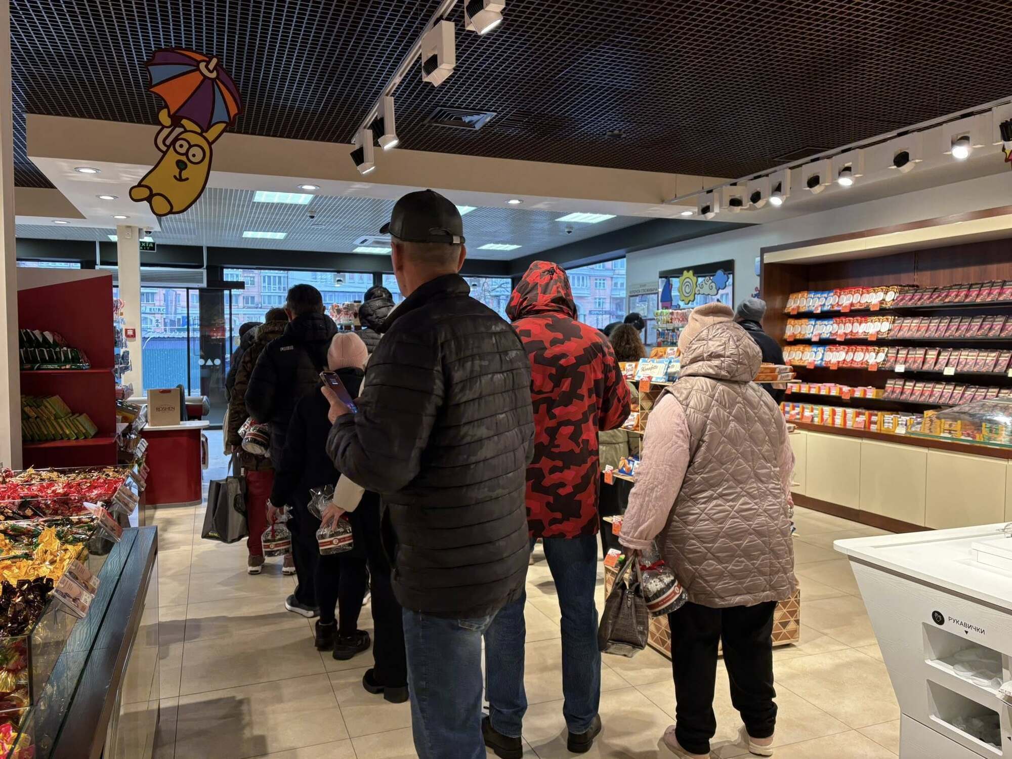 Змітають за хвилини: в Україні знову ажіотаж на паски від "Рошен". Фото, відео