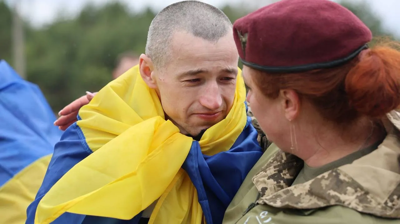 Большинство были в плену с 2022 года: в Украину накануне Пасхи вернулись почти две сотни защитников и гражданских. Фото и видео