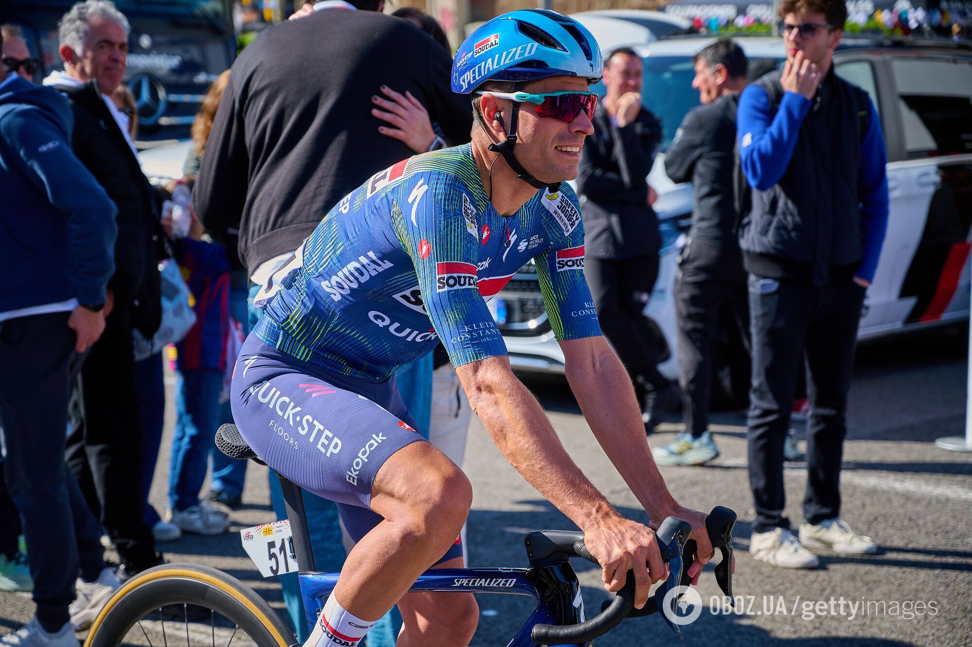 Знаменитого іспанського велосипедиста збила швидка допомога під час гонки. Відео