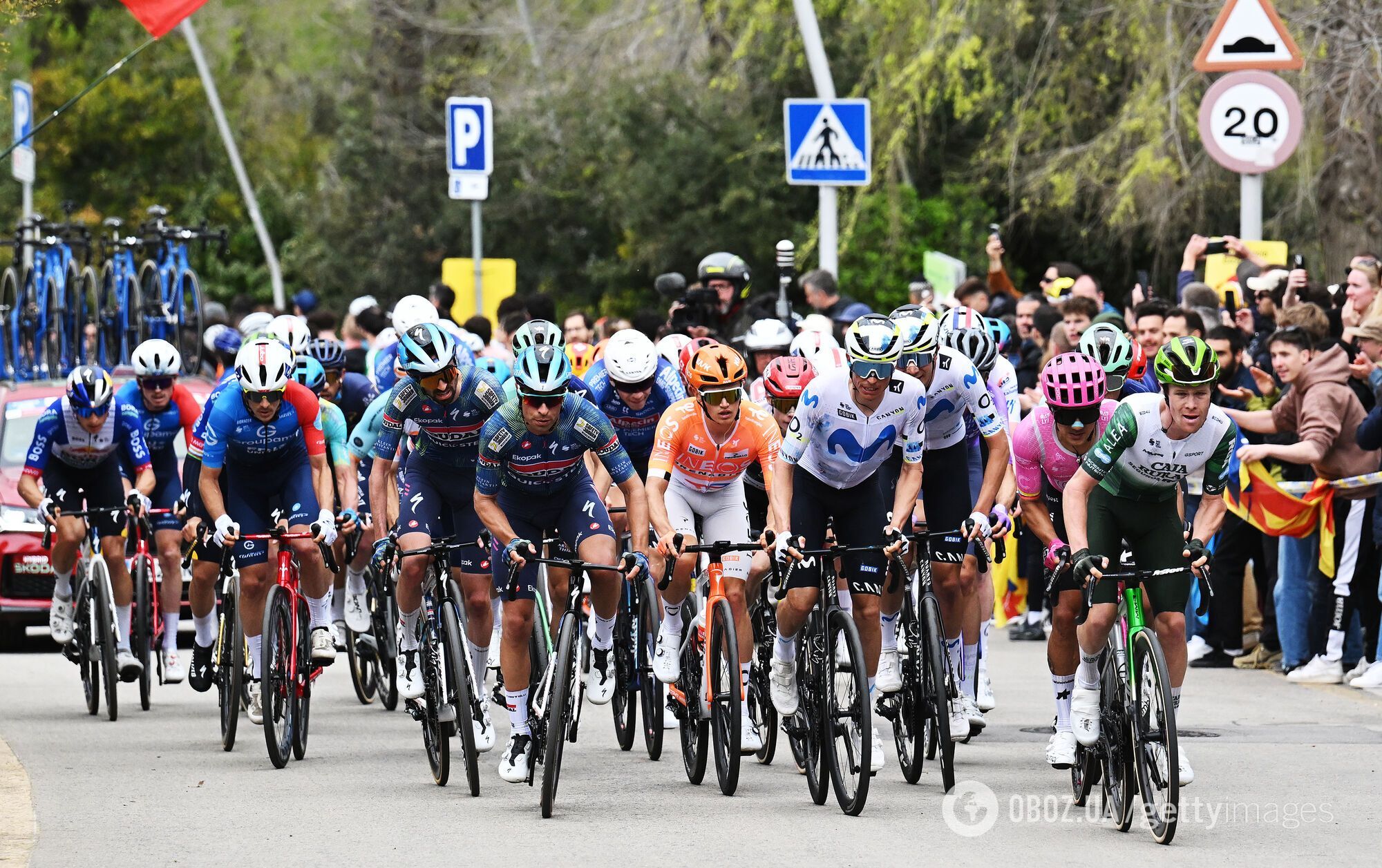 Знаменитого іспанського велосипедиста збила швидка допомога під час гонки. Відео