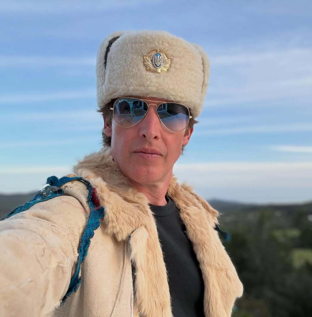 Співак Джеймс Блант, який оскандалився через російську вушанку, показався у шапці з українським тризубом: у мережі виникла дискусія