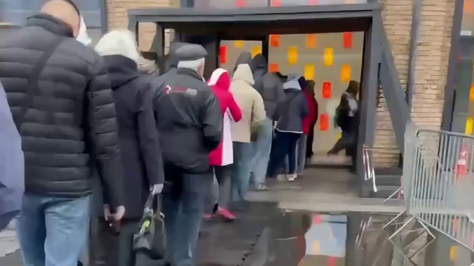 Змітають за хвилини: в Україні знову ажіотаж на паски від "Рошен". Фото, відео