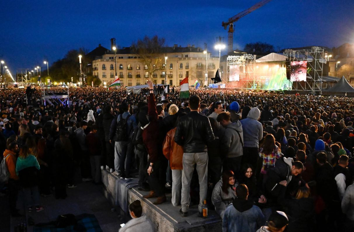 "Россияне, убирайтесь домой!" В Будапеште на акцию против правительства Орбана собрались более 100 тыс. человек. Фото и видео