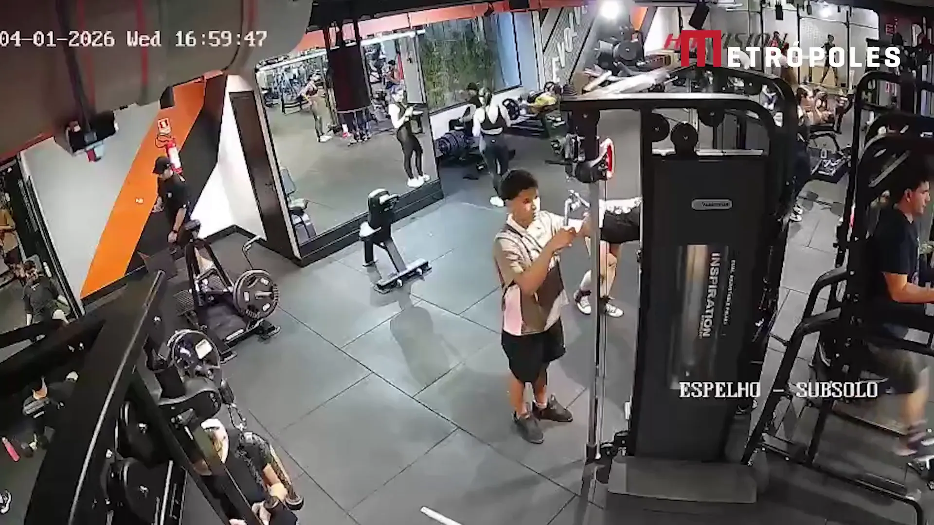 Тренажер у залі зламав обидва коліна дівчині в Бразилії. Відео