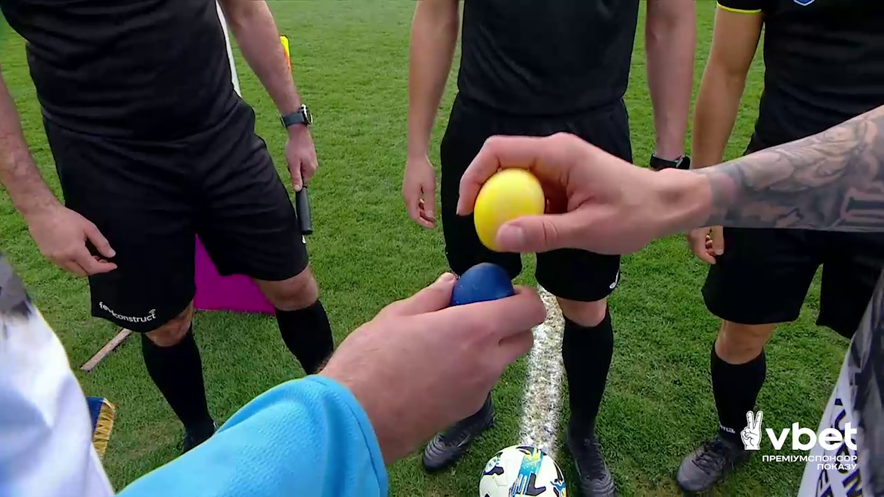 Футболісти "Динамо" і "Металіста 1925" провели найнезвичайніше жеребкування року перед матчем УПЛ. Відео