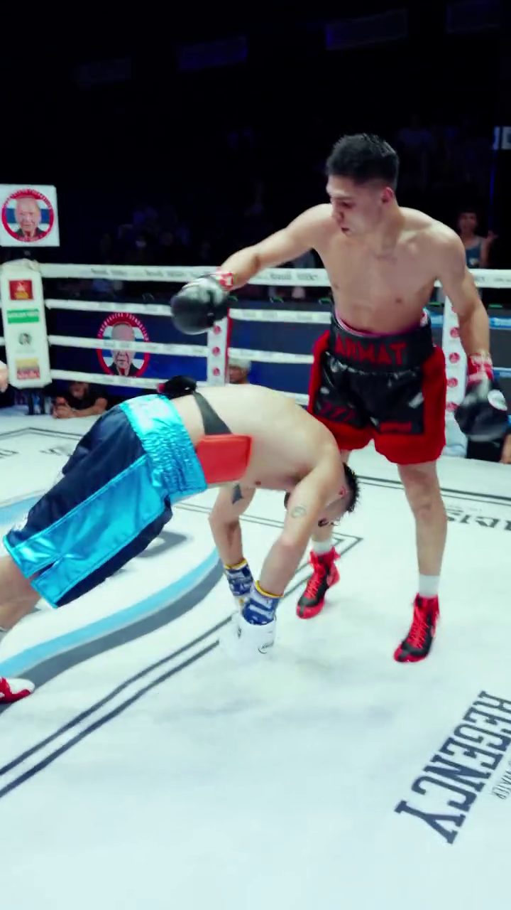 Боксер-чемпион нокаутом года воткнул непобедимого соперника головой в ринг. Видео