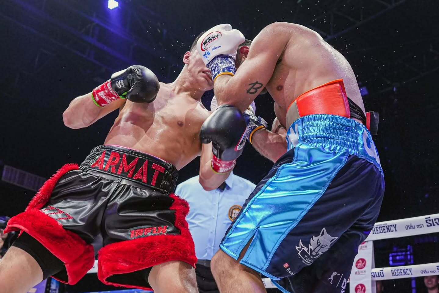 Боксер-чемпион нокаутом года воткнул непобедимого соперника головой в ринг. Видео