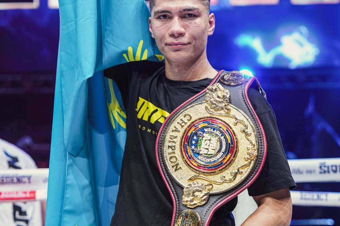 Боксер-чемпион нокаутом года воткнул непобедимого соперника головой в ринг. Видео