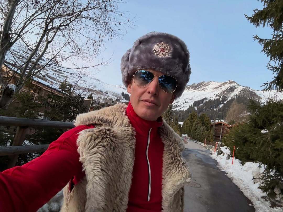 Співак Джеймс Блант, який оскандалився через російську вушанку, показався у шапці з українським тризубом: у мережі виникла дискусія