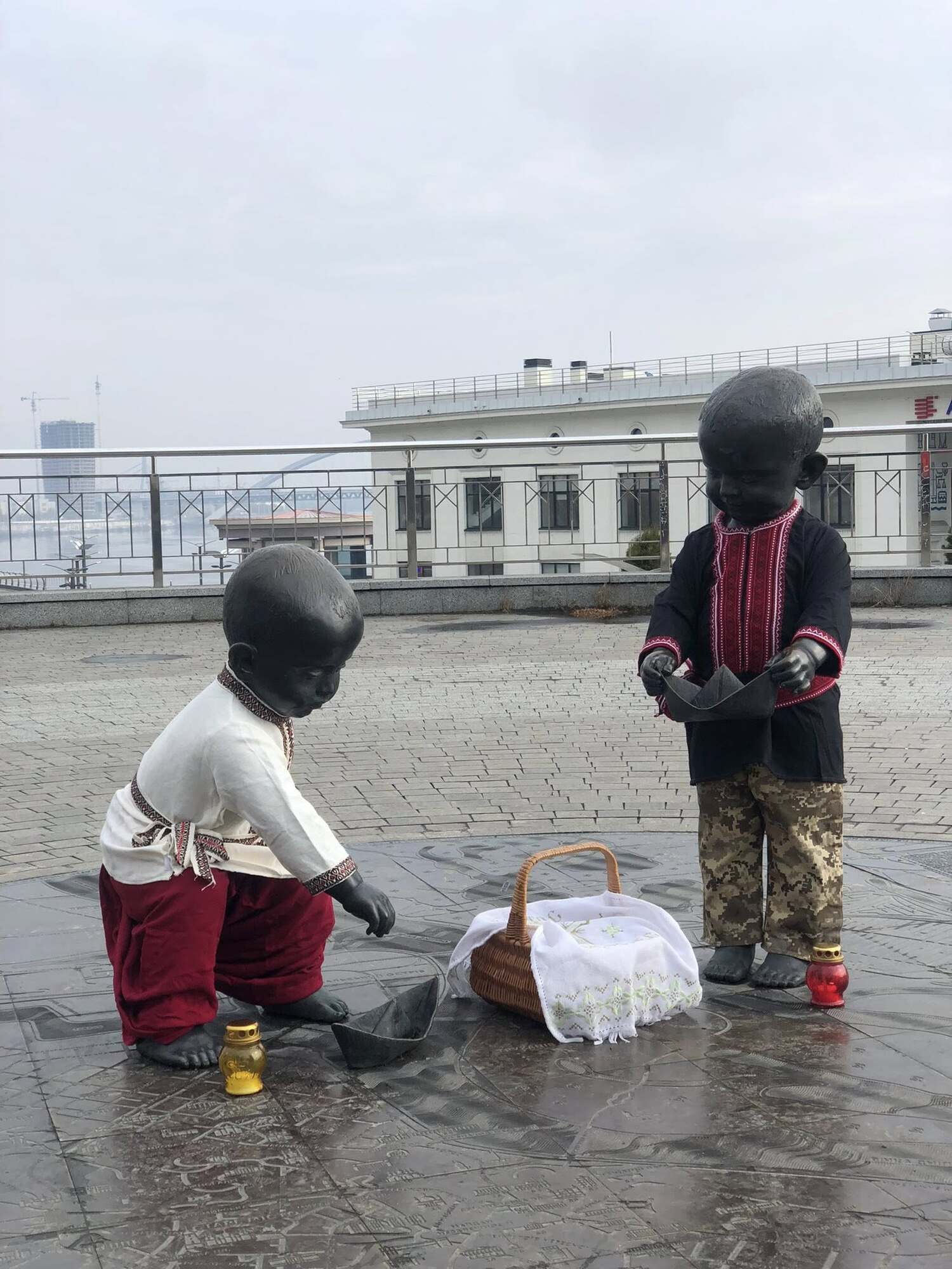 Великдень у Києві: малюків-засновників одягли у вишиванки. Фото