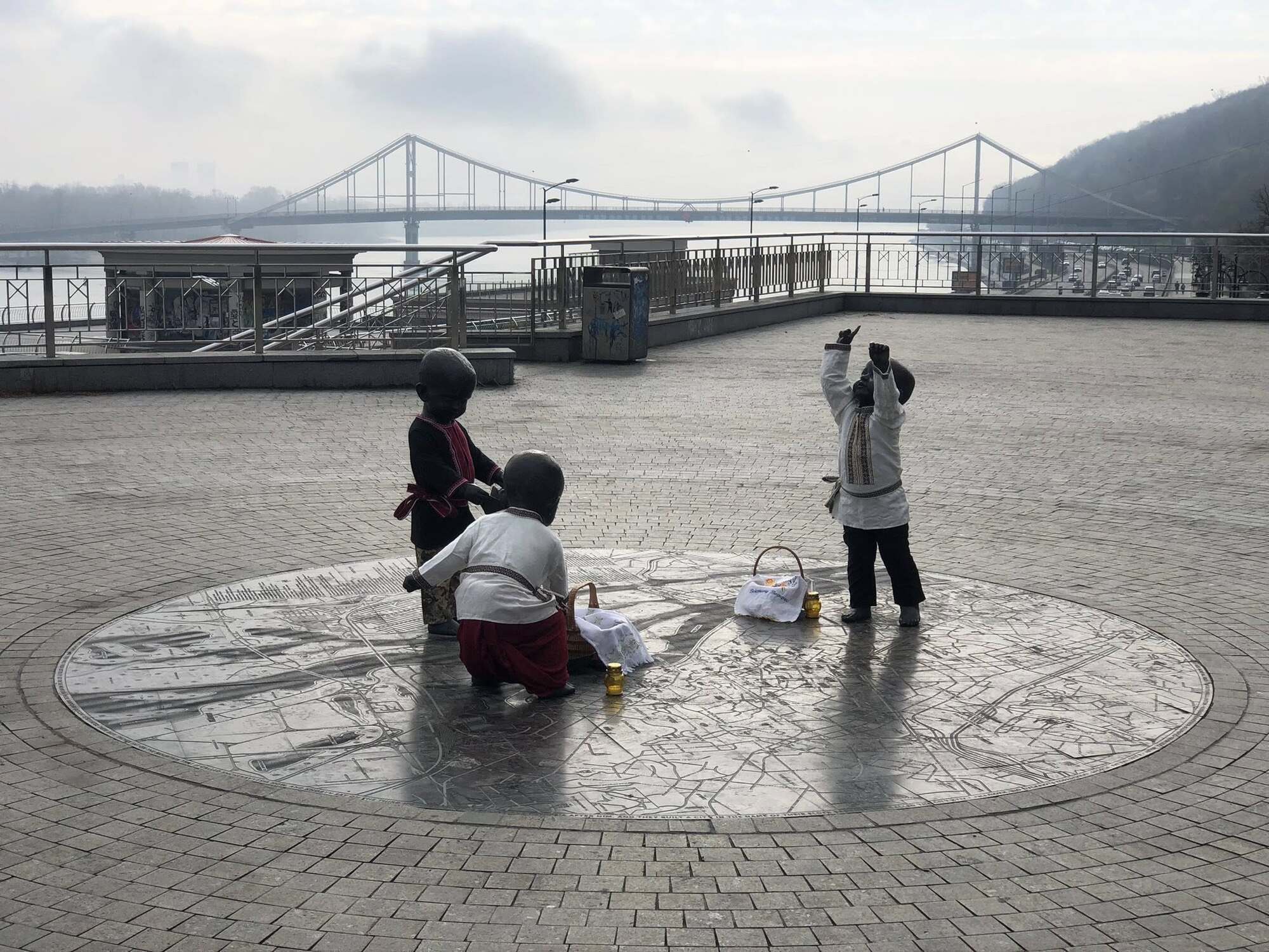 Великдень у Києві: малюків-засновників одягли у вишиванки. Фото