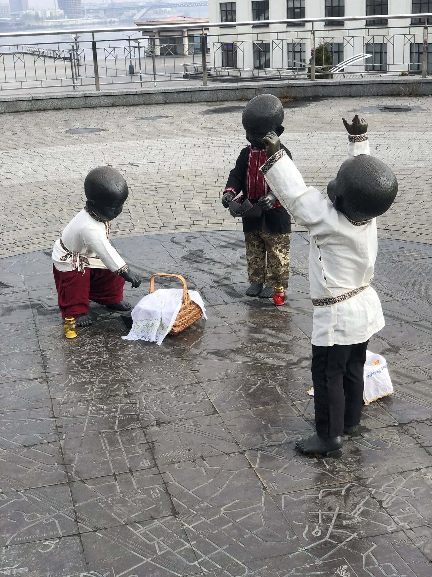 Великдень у Києві: малюків-засновників одягли у вишиванки. Фото