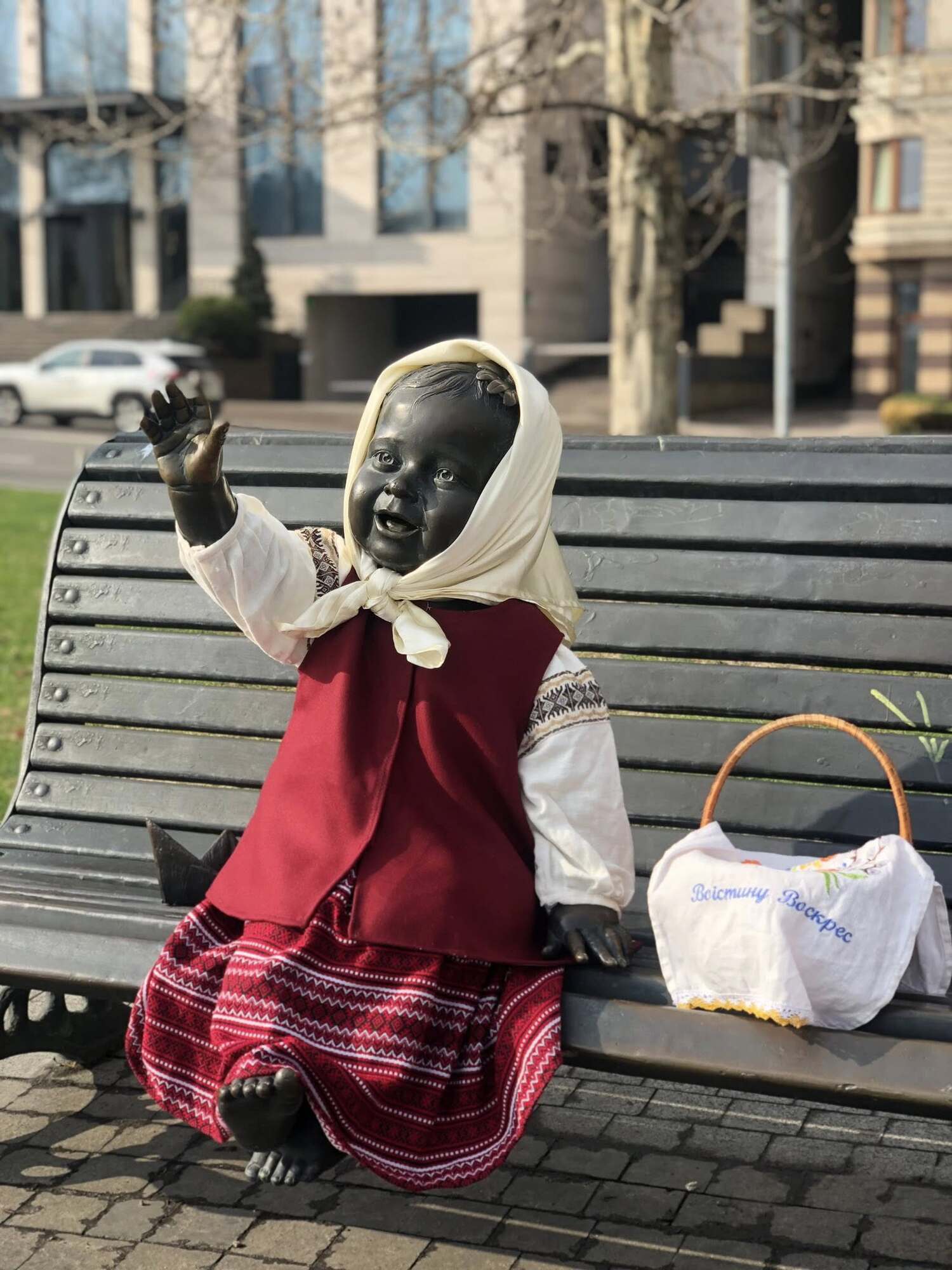 Великдень у Києві: малюків-засновників одягли у вишиванки. Фото