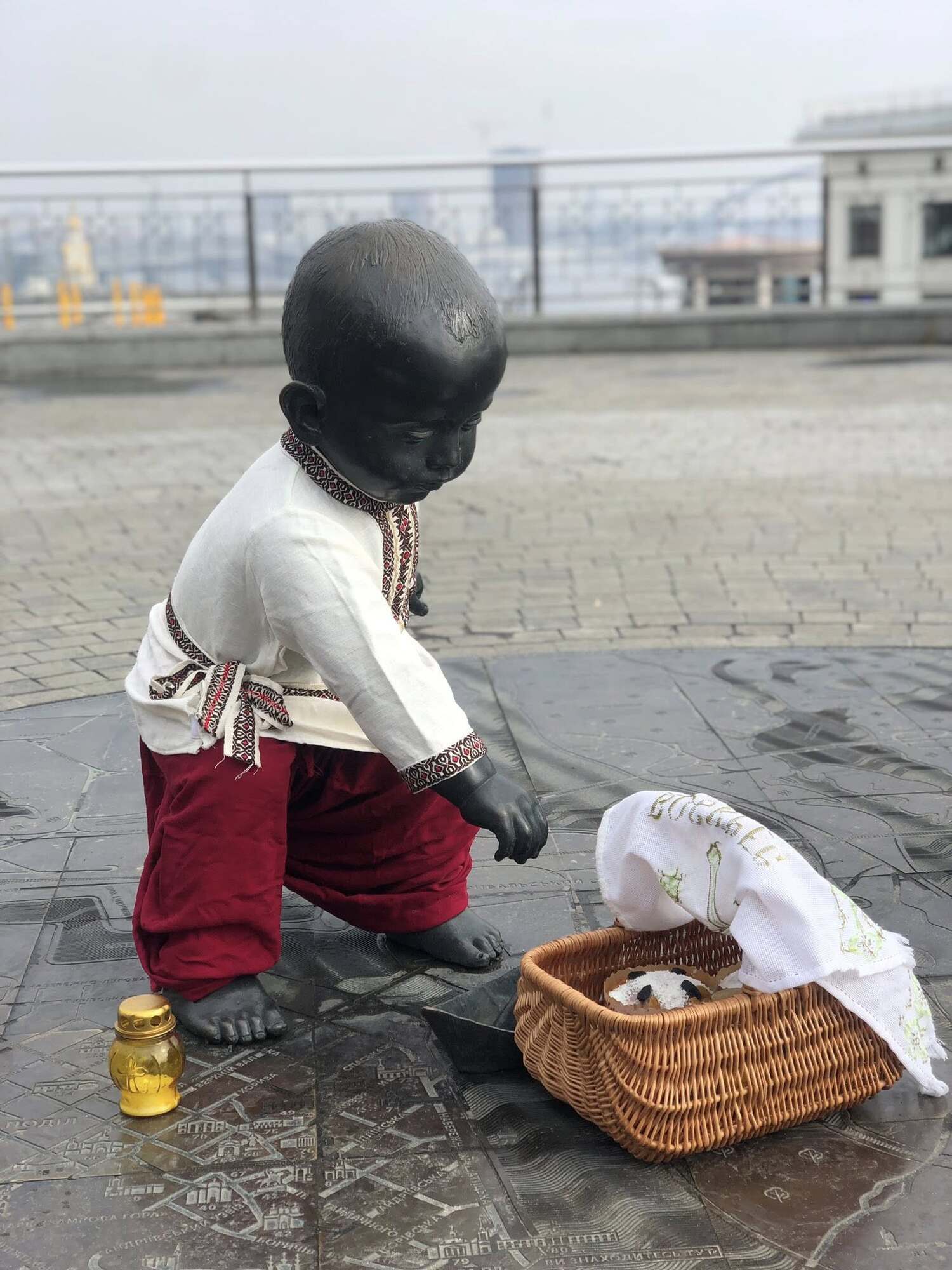 Великдень у Києві: малюків-засновників одягли у вишиванки. Фото