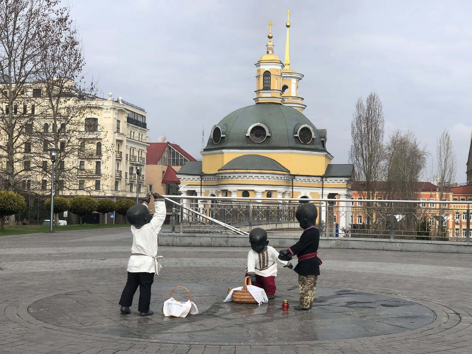 Великдень у Києві: малюків-засновників одягли у вишиванки. Фото