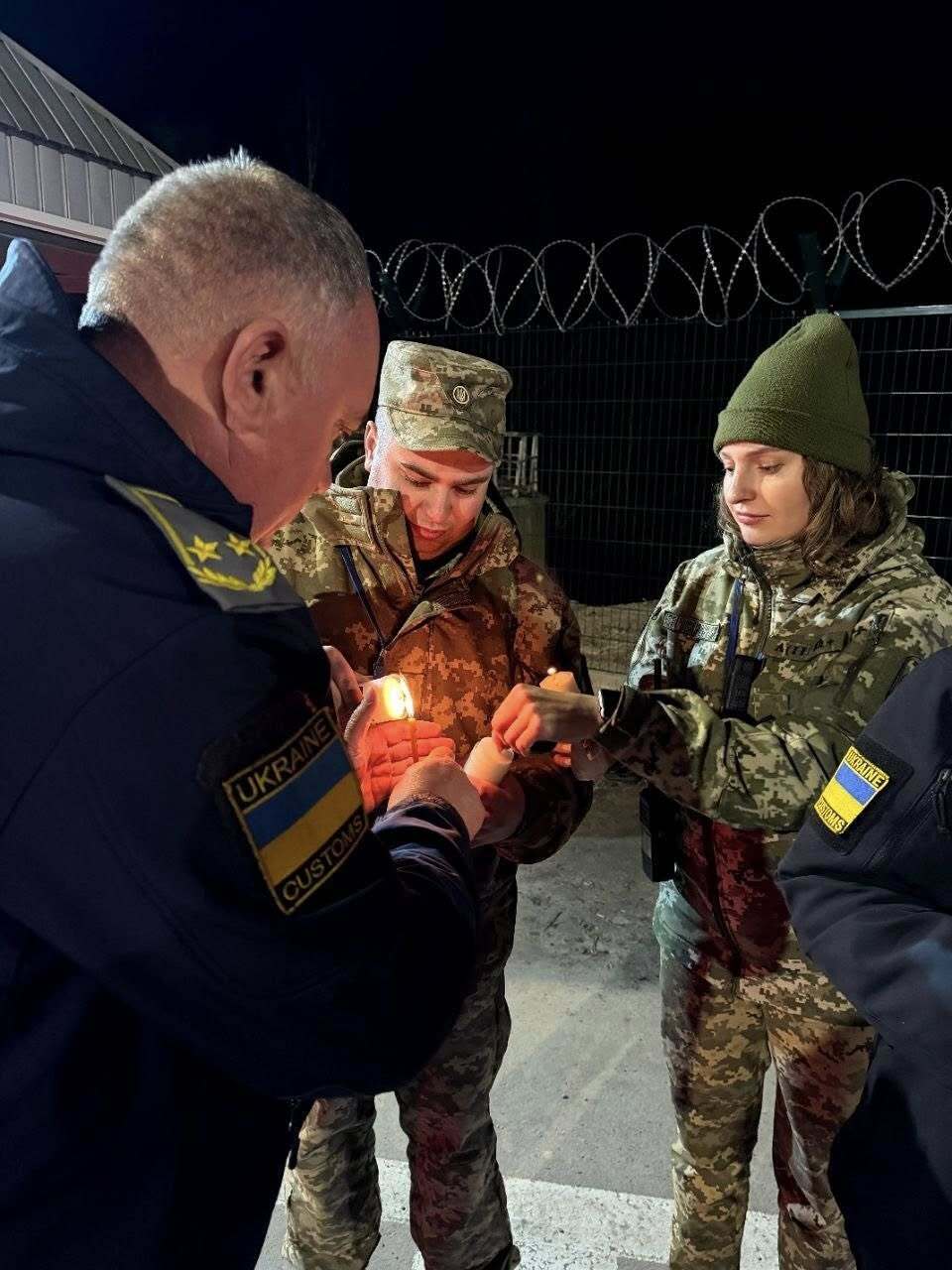 Благодатный огонь в Украине: пограничники показали, как встречали. Фото