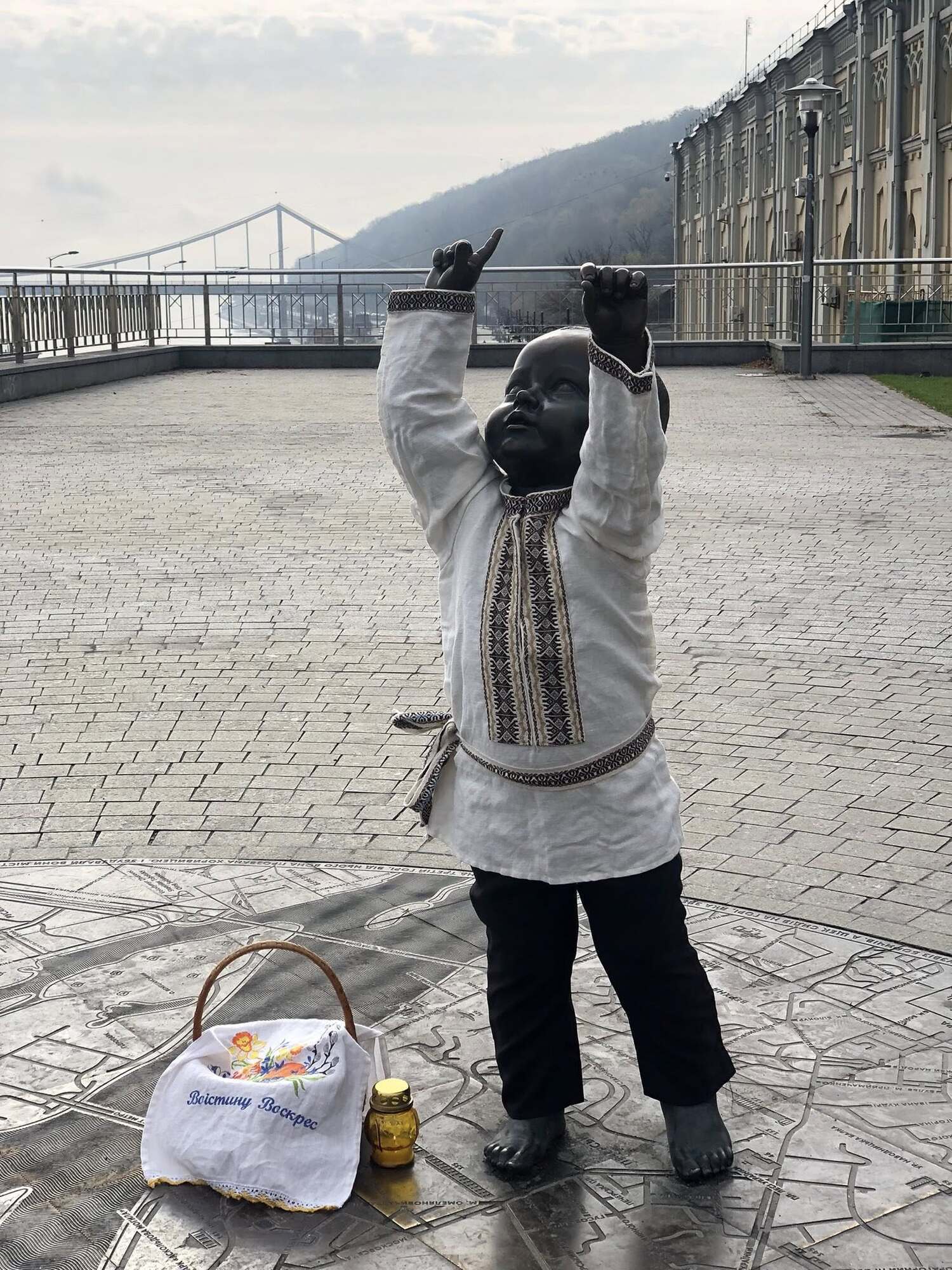 Великдень у Києві: малюків-засновників одягли у вишиванки. Фото