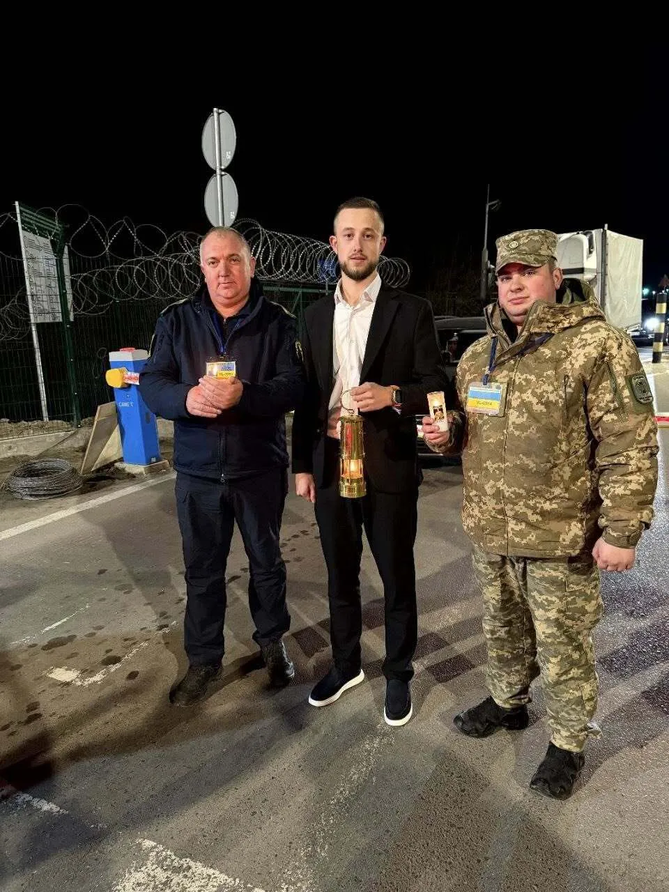 Благодатный огонь в Украине: пограничники показали, как встречали. Фото