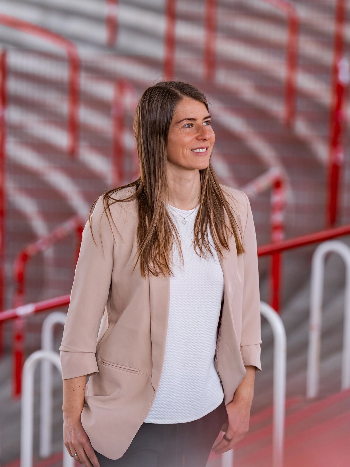 Впервые в истории! Немецкая красавица возглавила мужской клуб в Бундеслиге