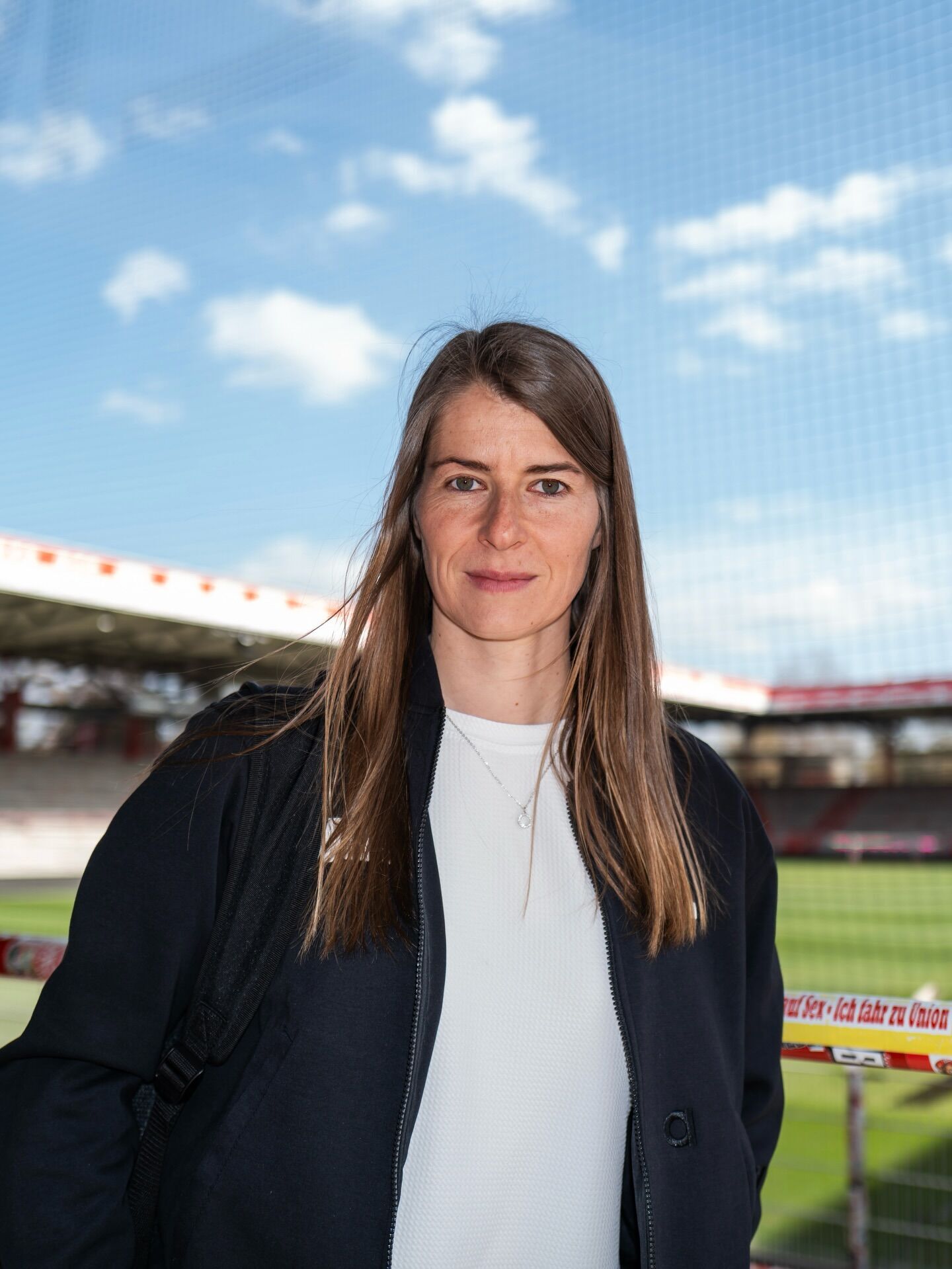 Впервые в истории! Немецкая красавица возглавила мужской клуб в Бундеслиге