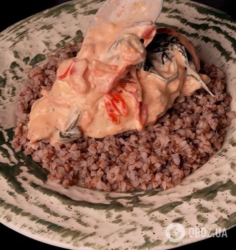 Соковите куряче філе у вершковому соусі: можна подавати з будь-якою крупою