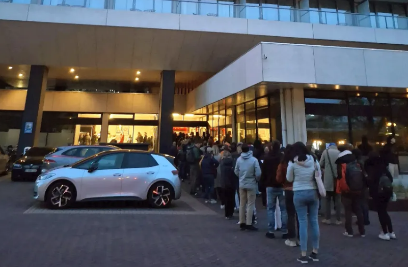 В Венгрии начались судьбоносные парламентские выборы: каковы шансы у Орбана. Все детали