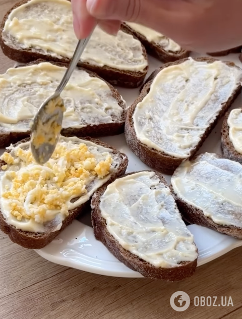 Бутерброды со шпротами для праздничного стола: делимся легким рецептом