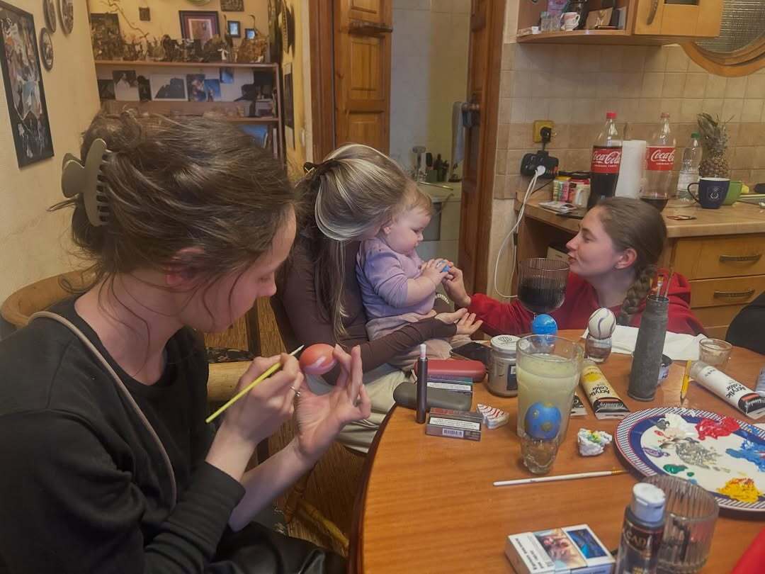 Ада Роговцева показала, как готовилась к Пасхе в большом семейном кругу: приехали даже внук и зять с фронта. Фото