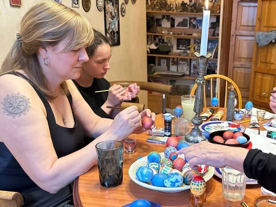 Ада Роговцева показала, как готовилась к Пасхе в большом семейном кругу: приехали даже внук и зять с фронта. Фото