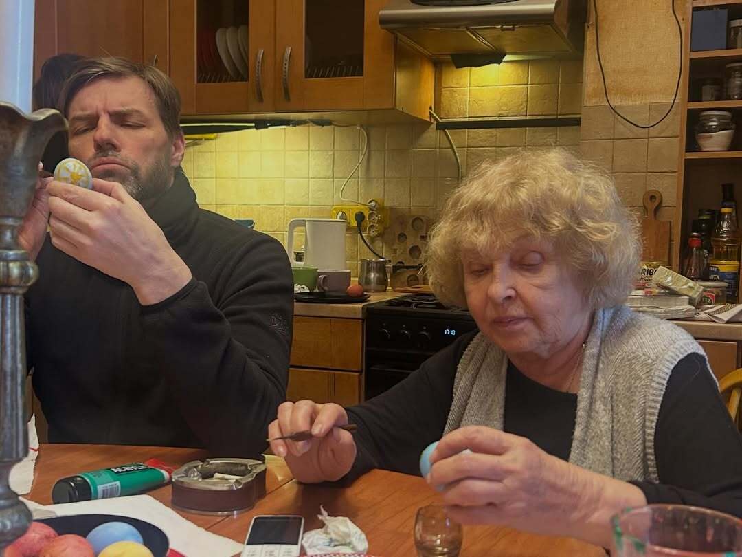 Ада Роговцева показала, как готовилась к Пасхе в большом семейном кругу: приехали даже внук и зять с фронта. Фото