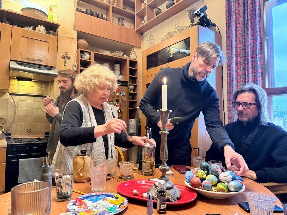 Ада Роговцева показала, как готовилась к Пасхе в большом семейном кругу: приехали даже внук и зять с фронта. Фото