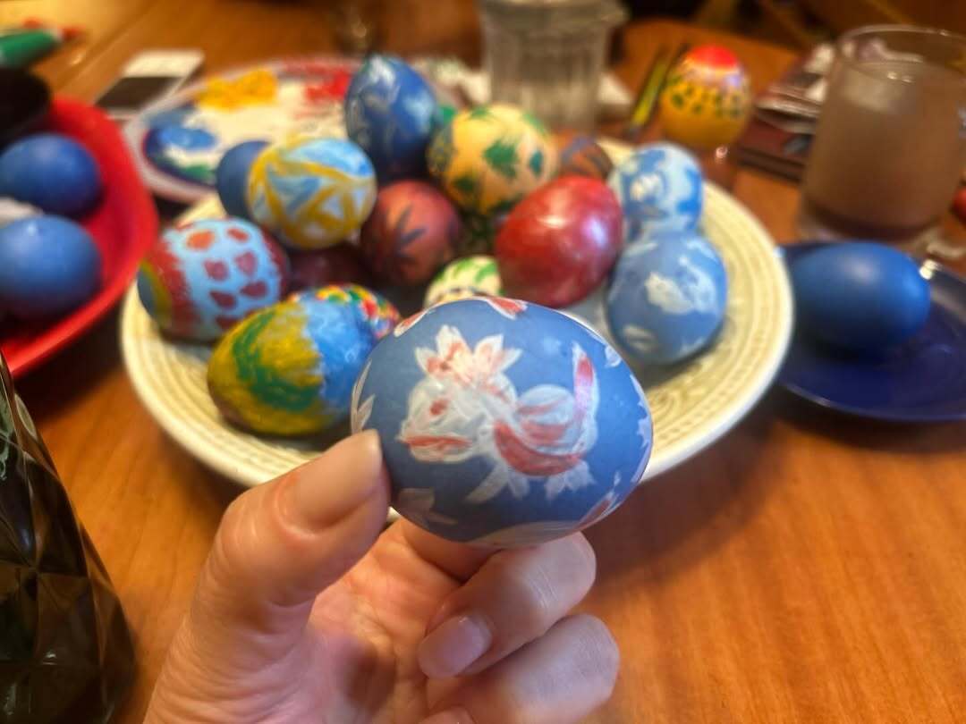 Ада Роговцева показала, как готовилась к Пасхе в большом семейном кругу: приехали даже внук и зять с фронта. Фото