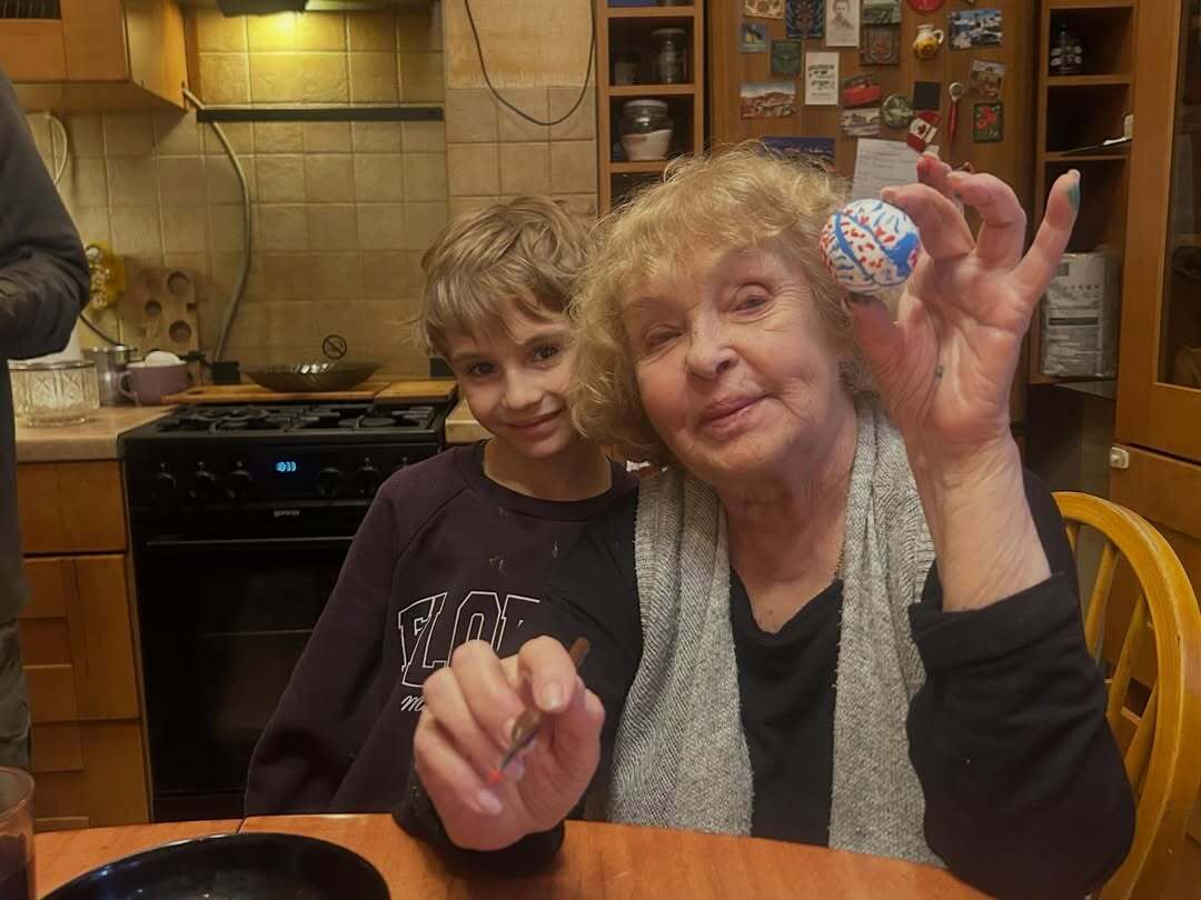 Ада Роговцева показала, как готовилась к Пасхе в большом семейном кругу: приехали даже внук и зять с фронта. Фото