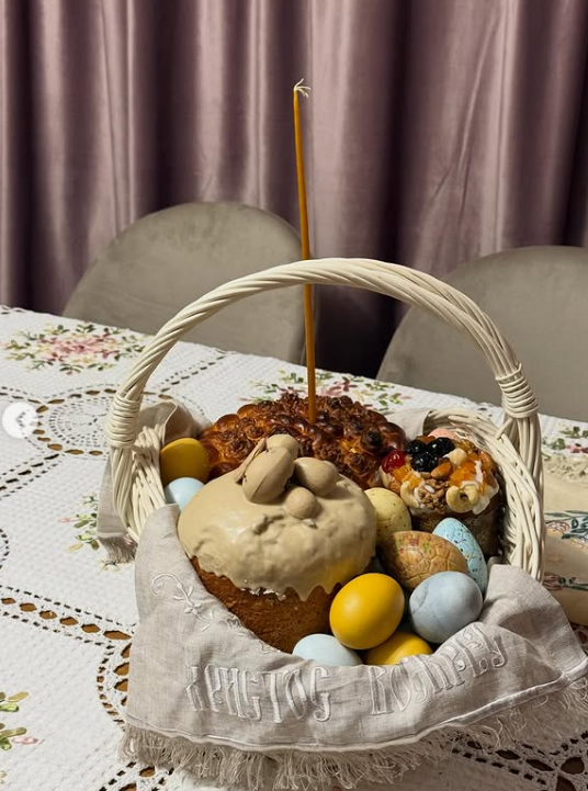 Саливанчук – в Буковеле, а Сумской паску спек муж: украинские звезды показали свои корзины на Пасху. Фото