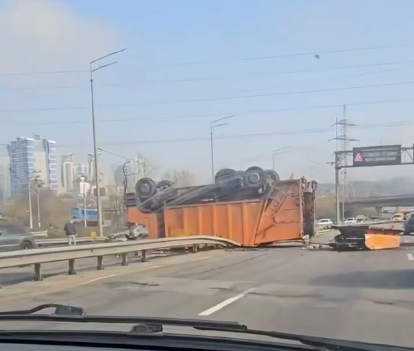 В Киеве на Столичном шоссе мусоровоз протаранил отбойник и перевернулся: есть травмированный. Фото, видео и подробности