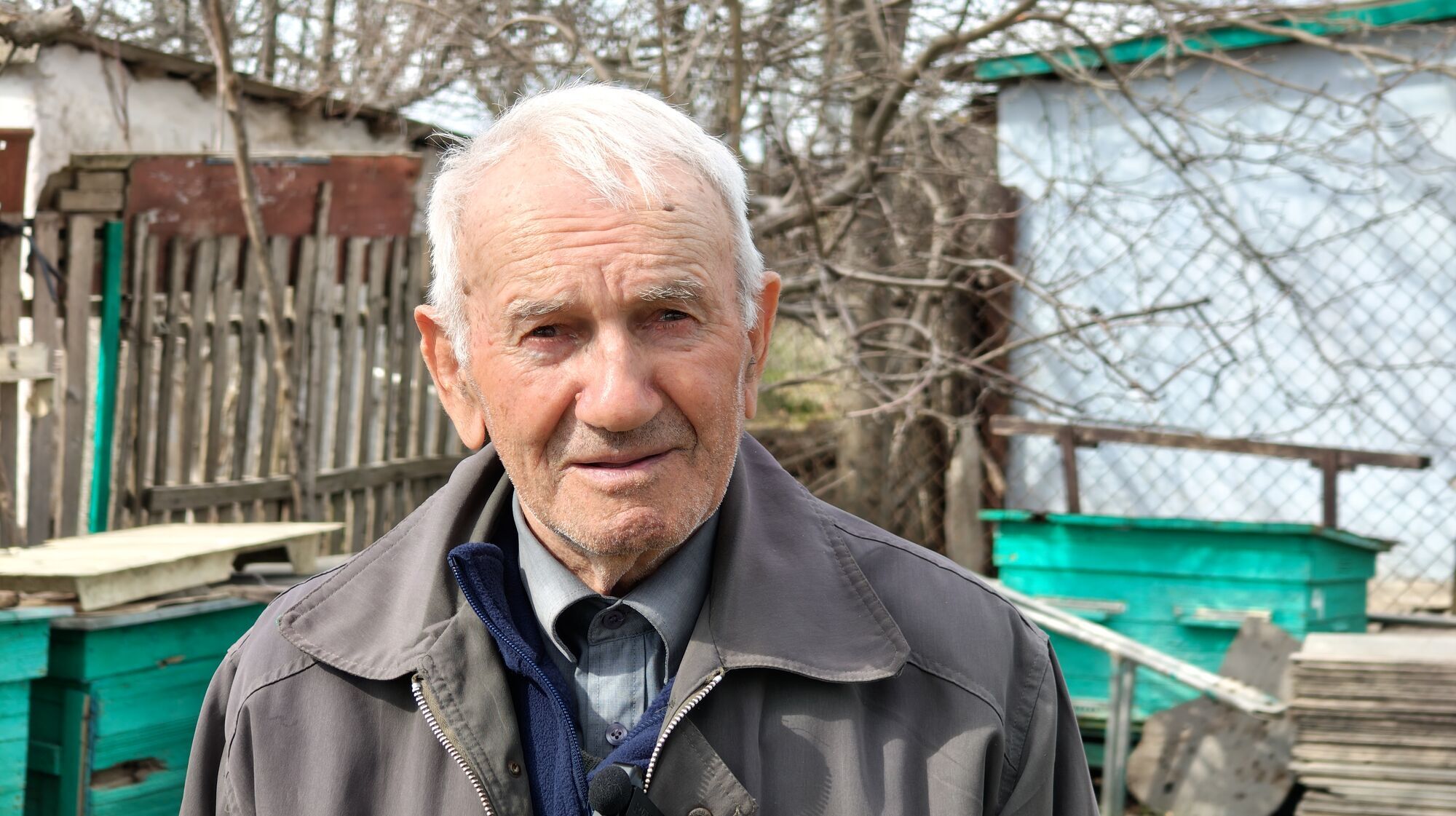 У дворі зібрав пів відра уламків від снарядів: 85-річний українець самотужки відновлює господарство після обстрілів. Фото і відео