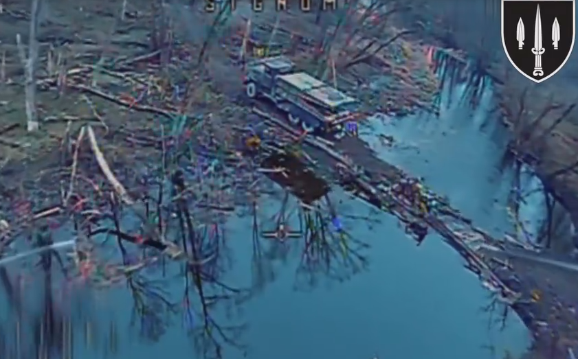 Сначала уничтожили "Урал": ВСУ помешали оккупантам установить понтонную переправу на Лиманском направлении. Видео