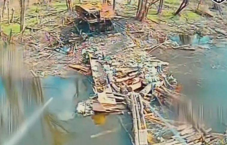 Сначала уничтожили "Урал": ВСУ помешали оккупантам установить понтонную переправу на Лиманском направлении. Видео