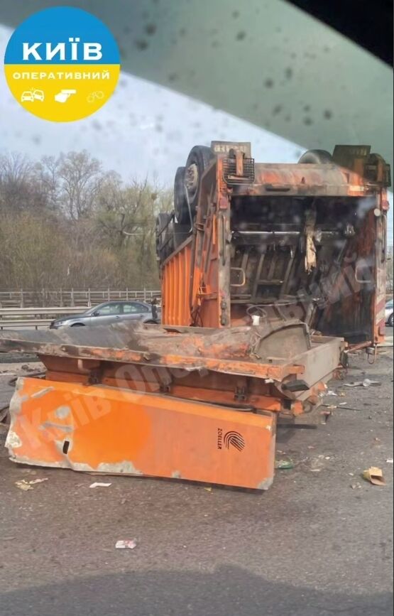 В Киеве на Столичном шоссе мусоровоз протаранил отбойник и перевернулся: есть травмированный. Фото, видео и подробности