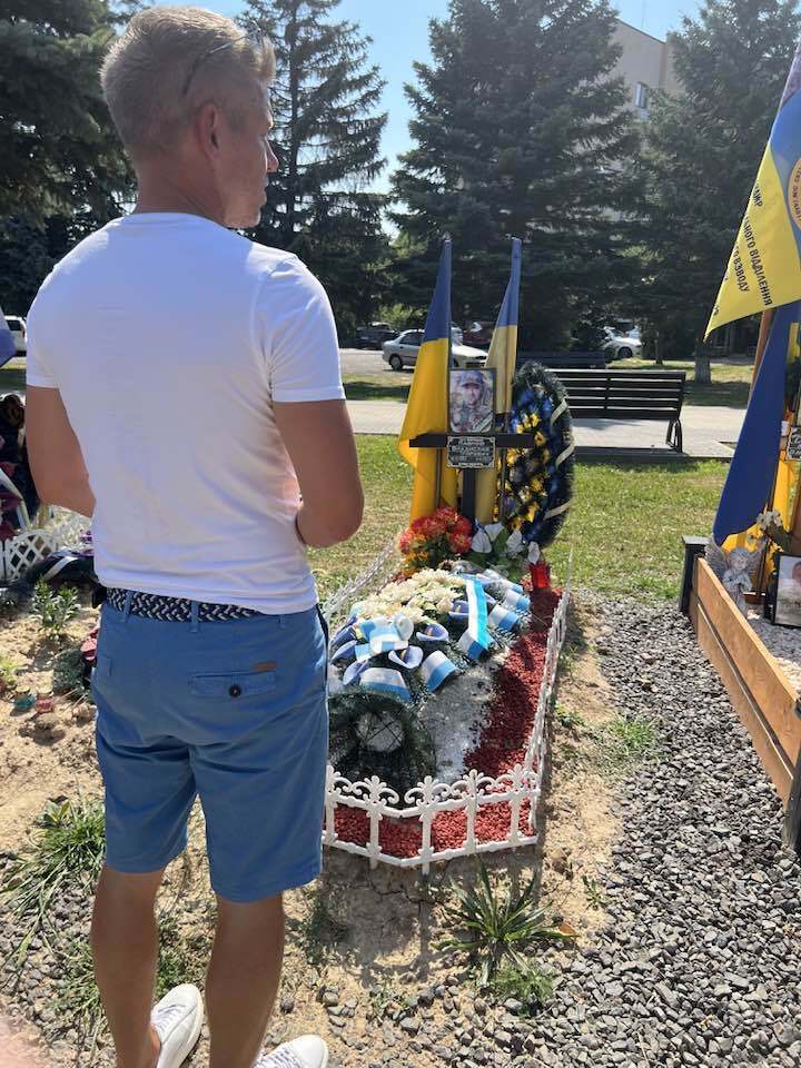 Був у Бучі і вшановував загиблих захисників України: що відомо про Петера Мадяра, який здобув перемогу на виборах в Угорщині