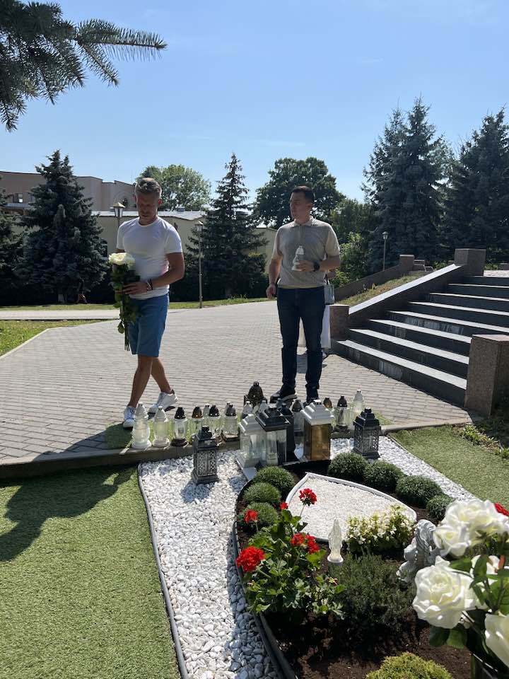 Був у Бучі і вшановував загиблих захисників України: що відомо про Петера Мадяра, який здобув перемогу на виборах в Угорщині