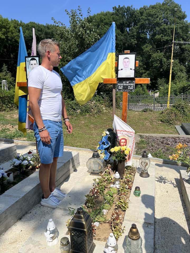 Був у Бучі і вшановував загиблих захисників України: що відомо про Петера Мадяра, який здобув перемогу на виборах в Угорщині