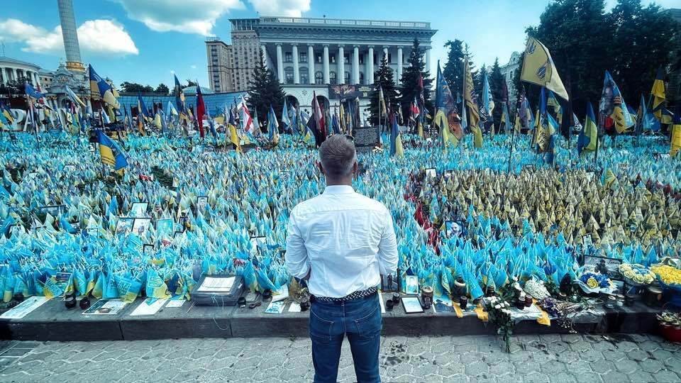 Був у Бучі і вшановував загиблих захисників України: що відомо про Петера Мадяра, який здобув перемогу на виборах в Угорщині