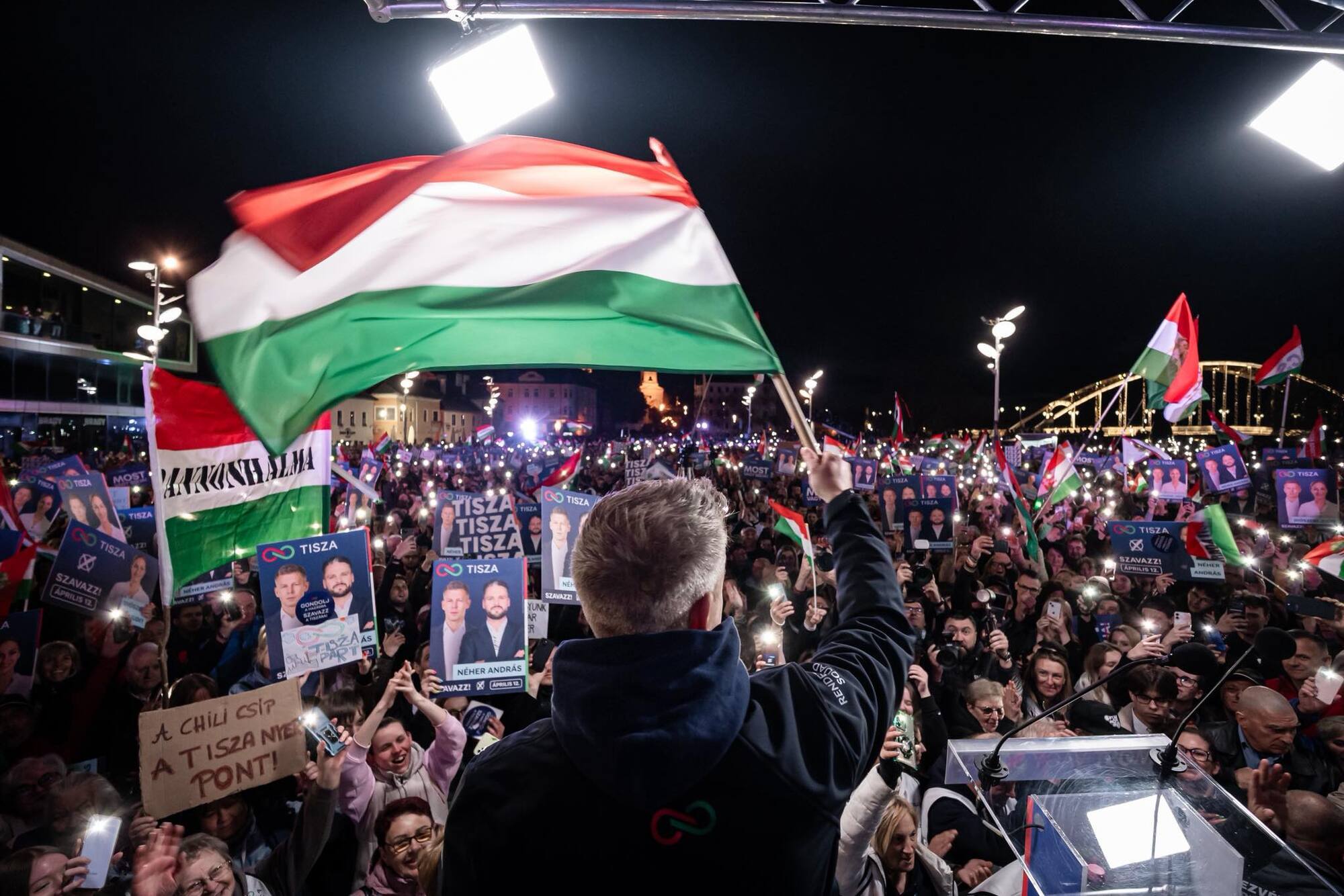 Був у Бучі і вшановував загиблих захисників України: що відомо про Петера Мадяра, який здобув перемогу на виборах в Угорщині