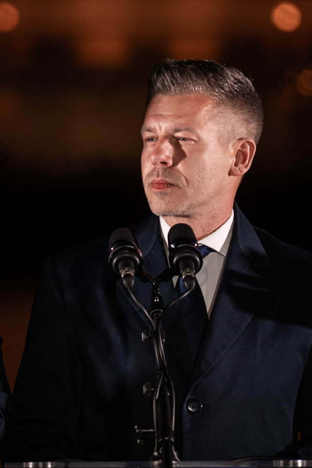 Був у Бучі і вшановував загиблих захисників України: що відомо про Петера Мадяра, який здобув перемогу на виборах в Угорщині