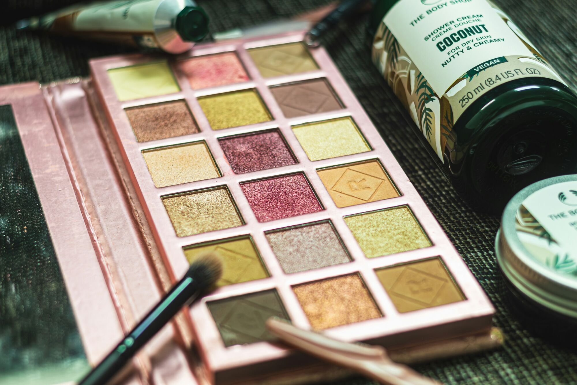 Какие тени сделают ваши глаза моложе: лучшие оттенки на весну