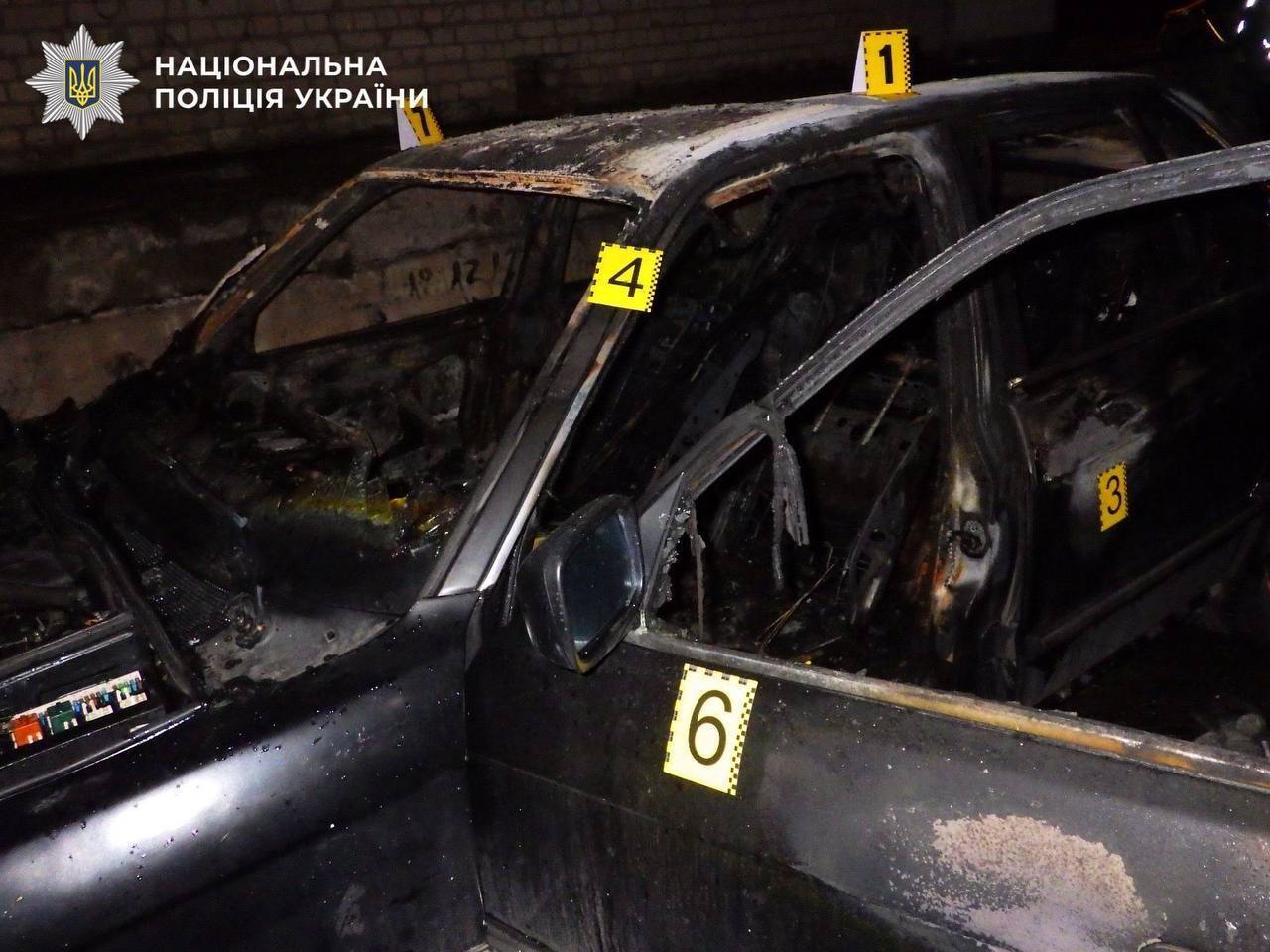 Обікрали авто та підпалили його, щоб приховати злочин: у Києві затримали двох зловмисників. Фото