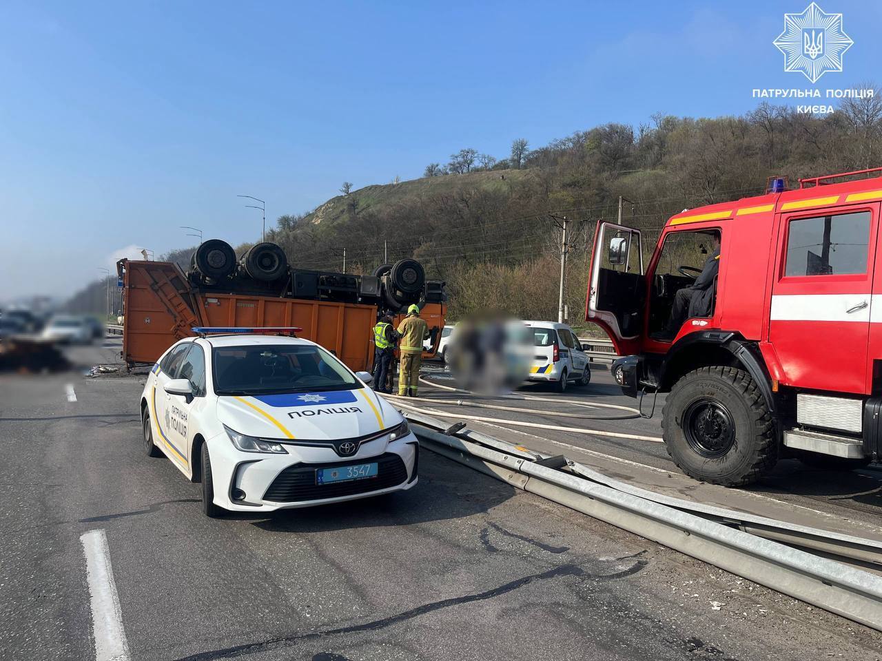 В Киеве на Столичном шоссе мусоровоз протаранил отбойник и перевернулся: есть травмированный. Фото, видео и подробности