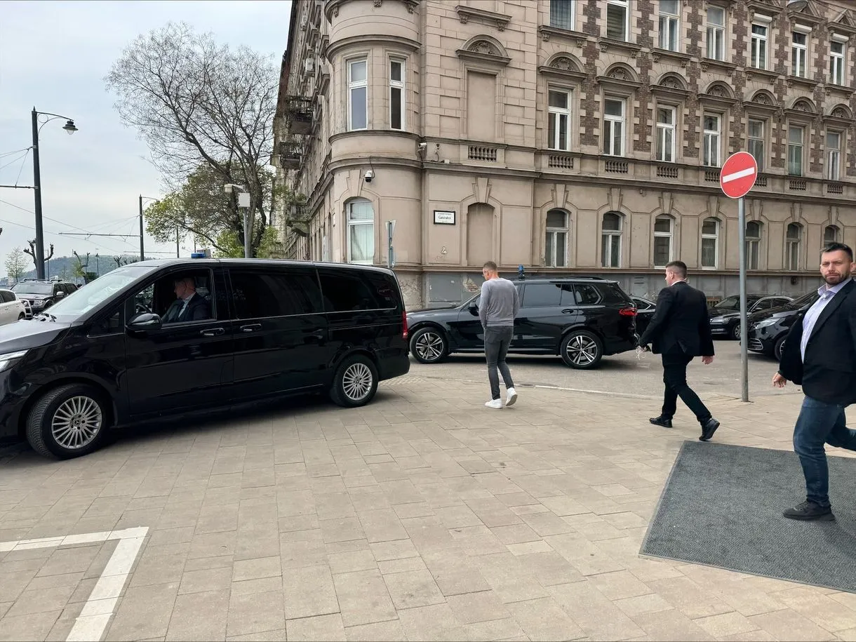 "Як у старі комуністичні часи": Мадяр заявив, що Сіярто "знайшовся" в МЗС, де знищує документи щодо Росії. Фото